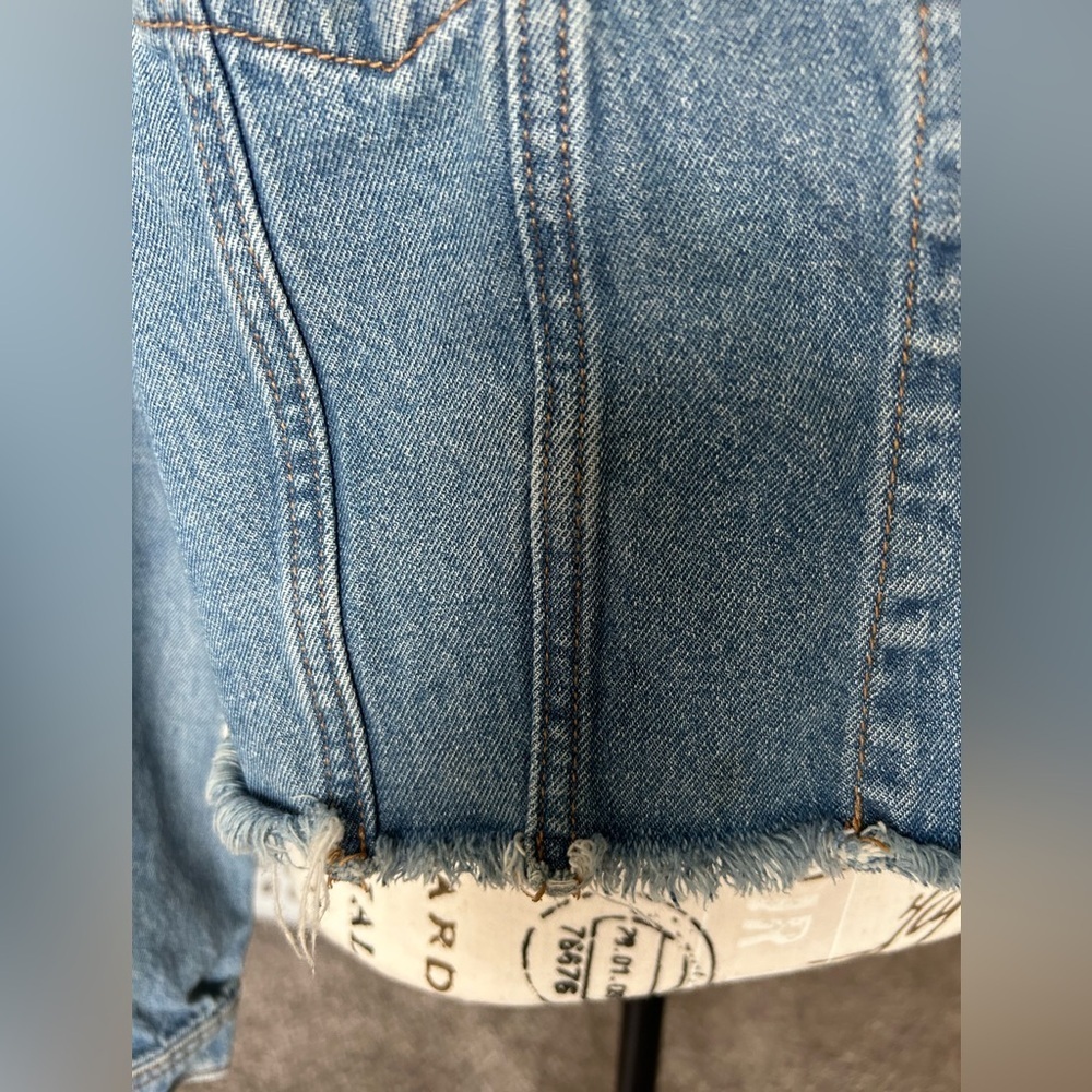 5/$25 Victoria’s Secret PINK distressed hem denim jean jacket size medium - Picture 4 of 12